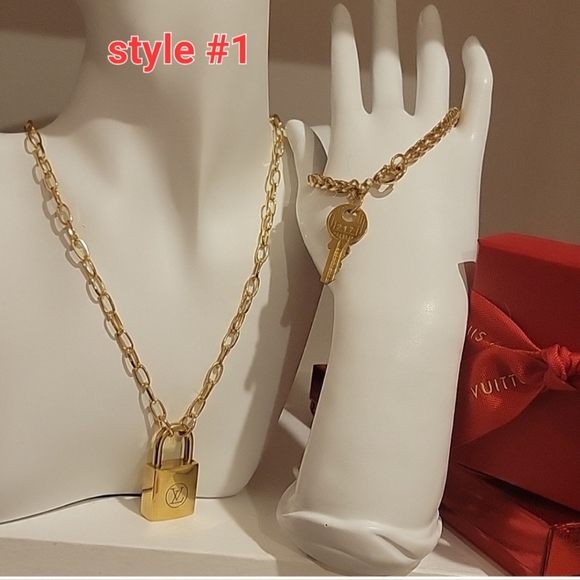 200 SERIES LOUIS VUITTON LOCK/KEY ON CHAIN - Picture 4 of 6